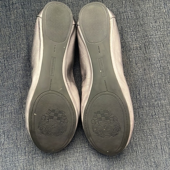 VINCE CAMUTO eliyah silver leather flats - Picture 2 of 2